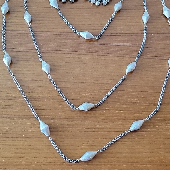 A long, 3 layers gorgeoua silver necklace with matching earrings set - Picture 4 of 4